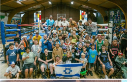 פלויד מייוות'ר בביקור במחנה השמחה של חי לייפליין בקטסקילס (צילום: יח"צ)
