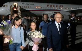 משפחת המרגלים נוחתת ברוסיה  (צילום: Sputnik/Kirill Zykov/Pool via REUTERS)