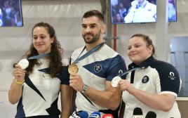 רז הרשקו, פיטר פלצ'יק, ענבר לניר – המדליסטים הישראלים של הג'ודו לאחר חזרתם לארץ (צילום: ראובן קסטרו)