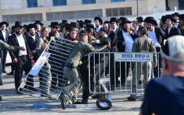 הפגנה סוערת מול הבקו"ם (צילום: אבשלום ששוני)