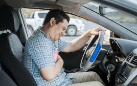 התקף לב. לחץ בחזה וזיעה קרה (צילום: אינגאימג')