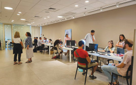 "יריד סידורים" לעולים במילואים (צילום: עיריית ירושלים)