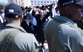 מחאות חרדים נגד גיוס, תל השומר (צילום: אבשלום ששוני)