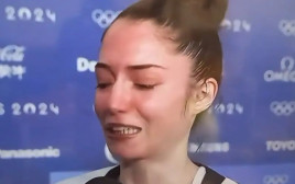 אבישג סמברג בוכה אחרי ההפסד בפריז (צילום: צילום מסך, מתוך השידור של ערוץ הספורט)