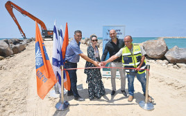 הקמת שוברי הגלים (צילום: רן אליהו)
