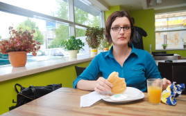 אכילה בלי לעיסה לא תעשה לכם טוב בקיבה (צילום: אינג'אימג')