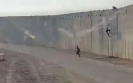 שוהים בלתי חוקיים נכנסים לישראל (צילום: צילום מסך)