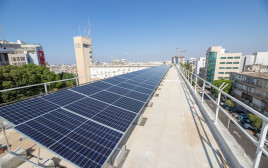 הפאנלים הסולאריים המוצבים בגג בניין העירייה (צילום: עיריית פתח תקווה)