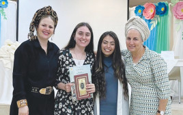 פרויקט "אחיות לדרך". איילה מלמד שנייה משמאל (צילום: מדרשת אמונה בארי)