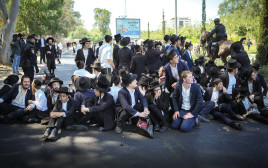 חרדים מפגינים מחוץ לבקו"ם (צילום:  אריק מרמור, פלאש 90)