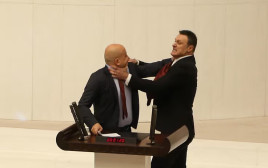 קטטה בפרלמנט בטורקיה (צילום: רויטרס)
