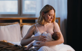 חלב אם. המלצה להניק לפחות חצי שנה (צילום: iStock)