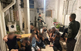 שב"חים שאותרו במתחם דירות בתל אביב (צילום: דוברות המשטרה)