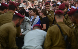 אלפים הגיעו ללוויה (צילום: אבשלום ששוני)