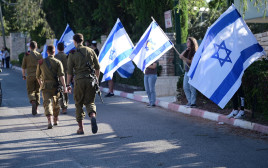 דגלי ישראל בכניסה לבית העלמין הצבאי  (צילום: אבשלום ששוני)