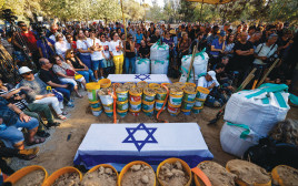 לווית אברהם מונדר ז"ל בניר עוז (צילום: חיים גולדברג/פלאש 90)