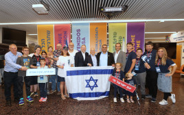 העולים החדשים מתקבלים בטקס מרגש בנתב"ג (צילום: אתר "נפש בנפש")