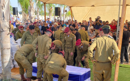 הלווייתו של עמית צדיקוב (צילום: אבשלום ששוני)