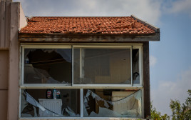 פגיעה ישירה בבית בעכו (צילום: חיים גולדברג, פלאש 90)