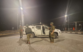 כוחות צה"ל בסריקה בצומת יצהר (צילום: נדב גולדשטיין/TPS)