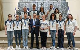 הנשיא יצחק הרצוג עם המשלחת האולימפית  (צילום: מעיין טואף/לע״מ)