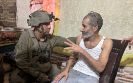 פרחאן אלקאדי ומפקד אוגדה 162, תא״ל איציק כהן רגעים אחרי החילוץ (צילום: דובר צה"ל)