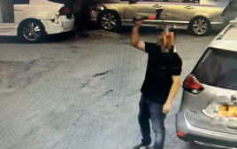 תושב מחנה הפליטים שועפאט אוחז בגרזן באמצעותו תקף את אחיו (צילום: דוברות המשטרה)