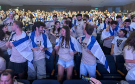 מתוך הטקס החגיגי לציון עלייתם לארץ של 400 עולים חדשים (צילום: משרד העלייה והקליטה)