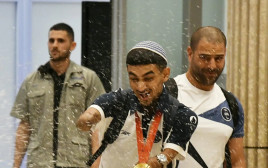 האלוף הפראלימפי אסף יסעור לאחר נחיתתו (צילום: ראובן קסטרו)