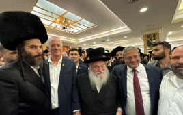איתמר בן גביר ובני גנץ יחד בחתונת בתו של הבכיר בחסידות גור (צילום: צילום מסך)