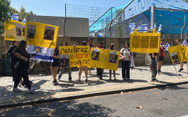 התלמידים והתלמידות עם השלטים (צילום: יח"צ בית אקשטיין)