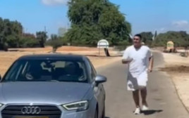 מבקר בספארי רץ לצד ההיפופוטמים והזברות (צילום: מסך)
