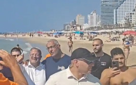 איתמר בן גביר בחוף הים בתל אביב לפני שהותקף (צילום: צילום מסך,צילום מסך לפי סעיף 27א)