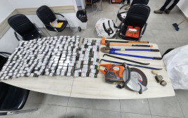 כלי הפריצה והרכוש שנתפסו (צילום: דוברות המשטרה)