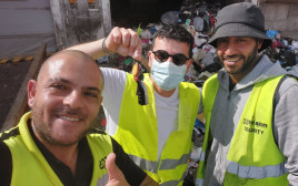 חזי נקאש מפקח בדודאים, דודי אוחיון, תושב בני שמעון עם המפתחות שנמצאו ווויסאם טווילא (צילום: חזי נקאש)