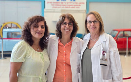 בתמונה (מימין לשמאל): ד"ר שפרה אש, ד"ר נירה ארד וכריסטין אשקר. (צילום: דוברות רמב"ם)