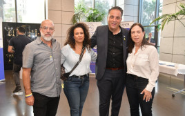 מימין יפית גריאני, רועי כהן והוריו של עומר (צילום: להב)