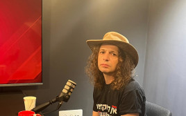 אמיר חצרוני פרופסור לתקשורת ופובליציסט ישראלי (צילום: מעריב אונליין)