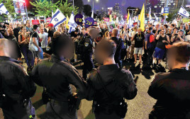 משטרת ישראל בהפגנה (צילום: אבשלום ששוני)