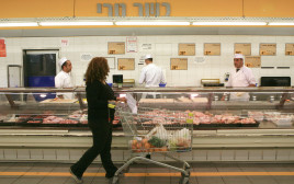 קצביה בסופרמרקט (צילום: נתי שוחט, פלאש 90)