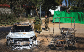 חיילים בקיבוץ ניר עם אחרי טבח ה-7 באוקטובר (צילום: יונתן זינדל)