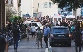 מתקפת הביפרים. אנשים מתאספים מחוץ לבית חולים בבירות (צילום: רויטרס)