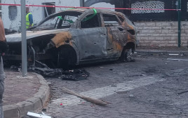 מכונית שרופה בעקבות פגיעת רקטה בקרית ביאליק (צילום: שקד שדה)
