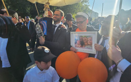 הכנסת ספר תורה בברלין (צילום: ג'וש ארונסון)