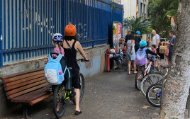 לאחר הירי למרכז - הורים שולחים את הילדים למסגרות (צילום: אבשלום ששוני)