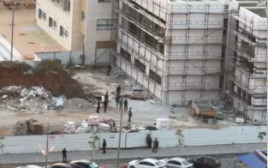 אתר הבנייה בבית הספר על שם מרים פרץ ברמלה בו נעצרו 10 שב"חים (צילום: דוברות המשטרה)