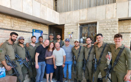 משפחתו של לירון ז''ל עם חבריו לצוות (צילום: איציק כהן)