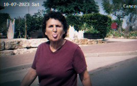 כנרת גת מוציאה לשון למחבל, מתוך ״הקופסה השחורה״, ״עובדה״ (צילום: צילום מסך מתוך "עובדה", קשת 12)