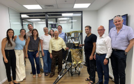 דויד, לאורה וג׳ונתן מיראז׳ והנהלת SpaceIL (צילום: באדיבות SpaceIL)