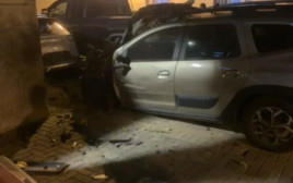 רכב השוטר שהתפוצץ ברמלה (צילום: דוברות המשטרה)